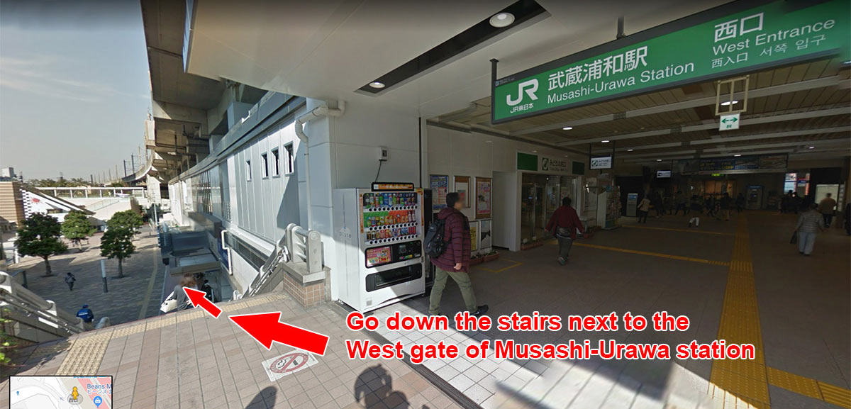 武蔵浦和駅西口横の階段を下ります。